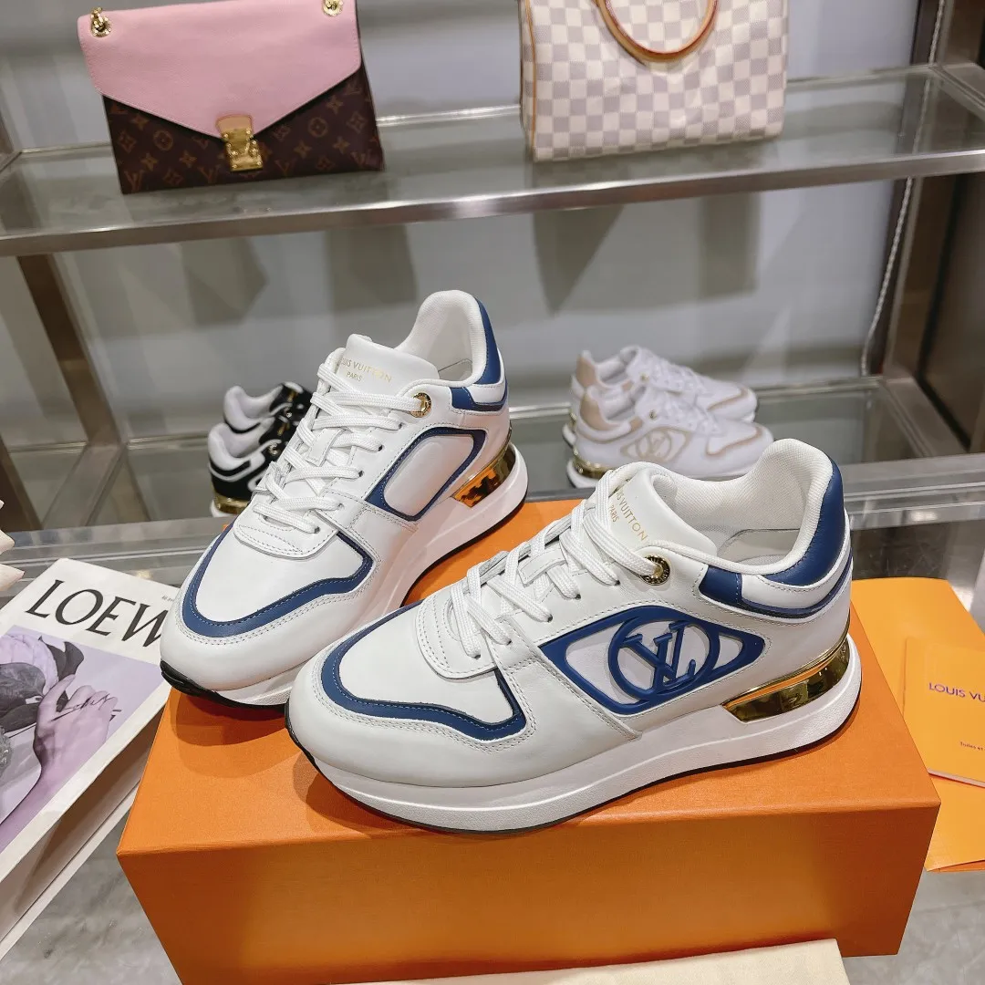 [L Family] P: 760💰Size 35-42 for women, 39-46 for men, (41.42 for women, 45.46 for men, customized) .LV Donkey Brand 🔥🔥LOUIS VUITTON Louis Vuitton's official website synchronizes the 2025 autumn and winter couple's models, which are now on the market, this Neo Run Away sneakers are inspired by running shoes, integrating LV's iconic must-have shoes into the trend. This version is a 1:1 replica of the original version. It is made of two-tone calfskin to highlight its simple lines and unique wedge outsole. Key details include the LV initials on the side and an engraved gold heel stabilizer on the back plus a 2cm hidden insole.